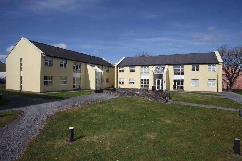 Corrib Village Rooms University Of גלוואיי מראה חיצוני תמונה